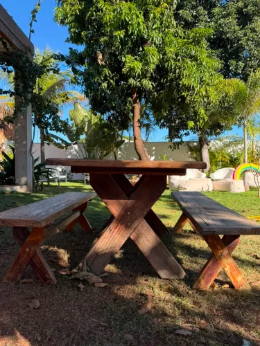 Mesa de madeira maciça