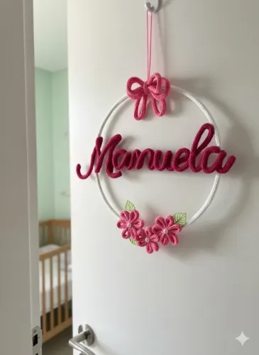 Nome de menina personalizado com laço e flores em tricotin