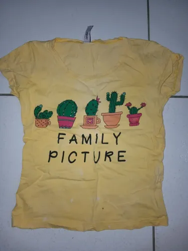 Camiseta Feminina Infantil amarelo de algodão, com estampa de cactos Family Picture