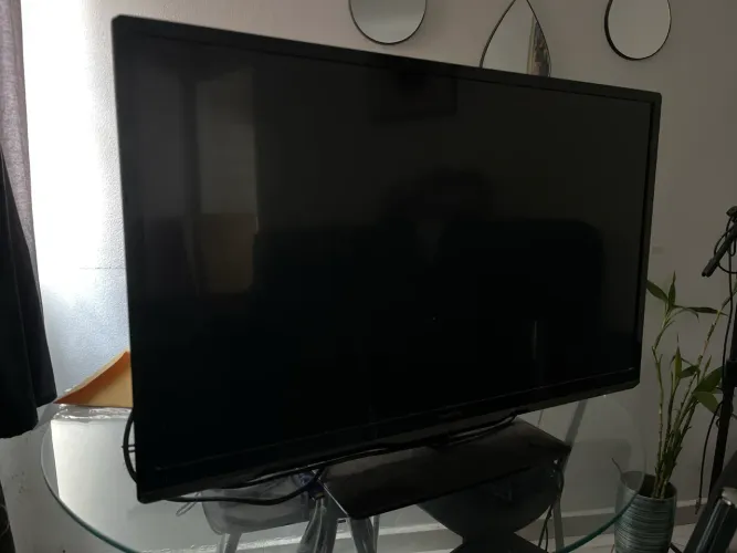 TV Philips 32' com entrada HDMI 50/60Hz ~110-240V (Sem SmarTV)