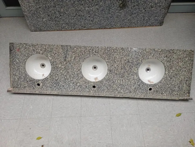 Pia em mármore 1, 95mx52cm com 3 cubas