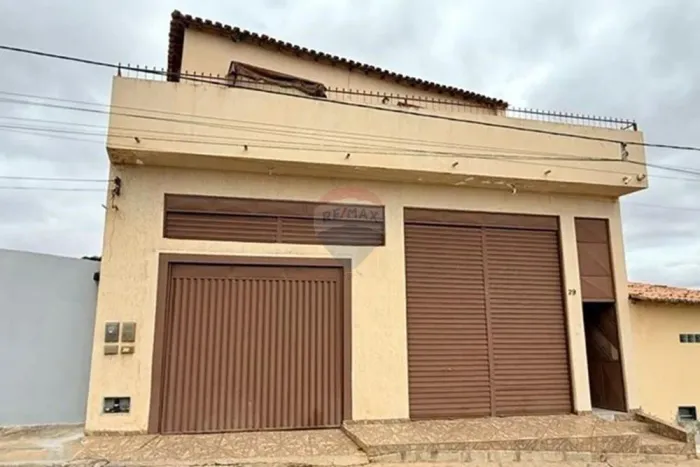 Prédio com ponto comercial e residência à venda em Salobro  BA