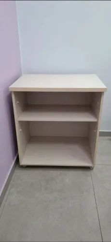 Balcao auxiliar com rodízios e prateleira