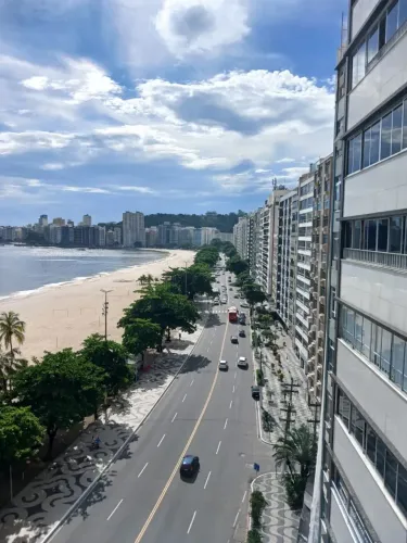 Amplo apartamento,arejado,excelente localização,farto comércio