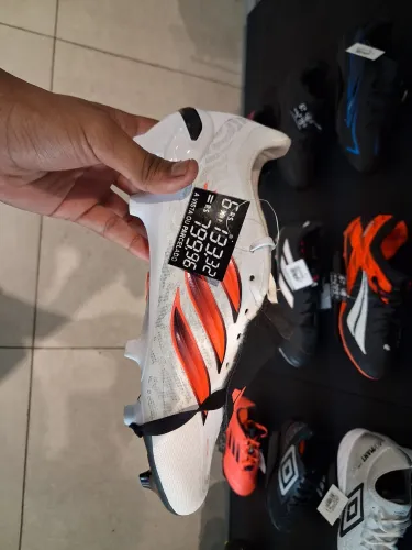 Chuteira adidas predator