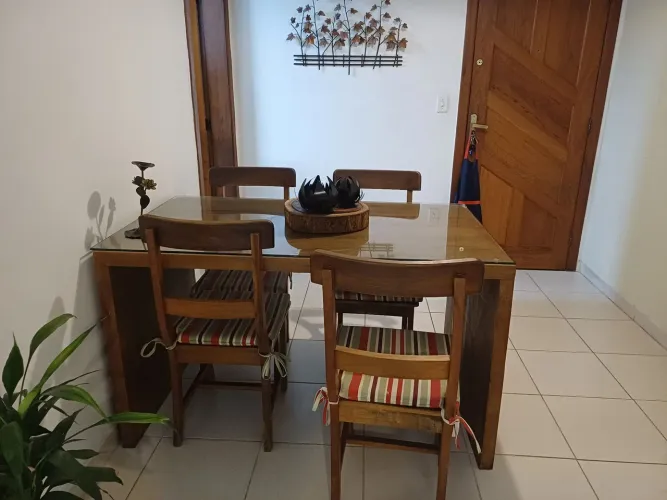 Mesa com c adeiras de demolicao