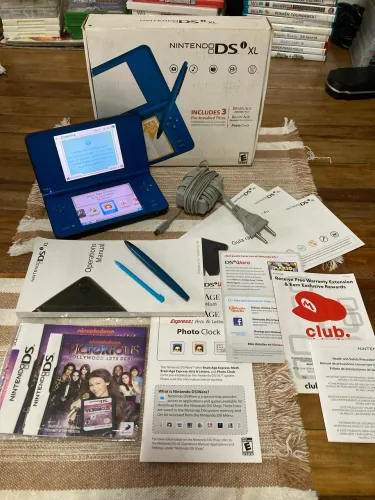 Nintendo DSi XL com caixa, manuais, panfletos, carregador, canetas e jogo. Tudo original