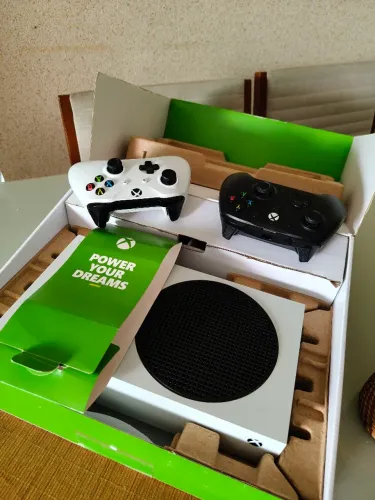 XBOX SERIES S 512GB COM CAIXA E 2 CONTROLES (ACEITO CARTÃO)