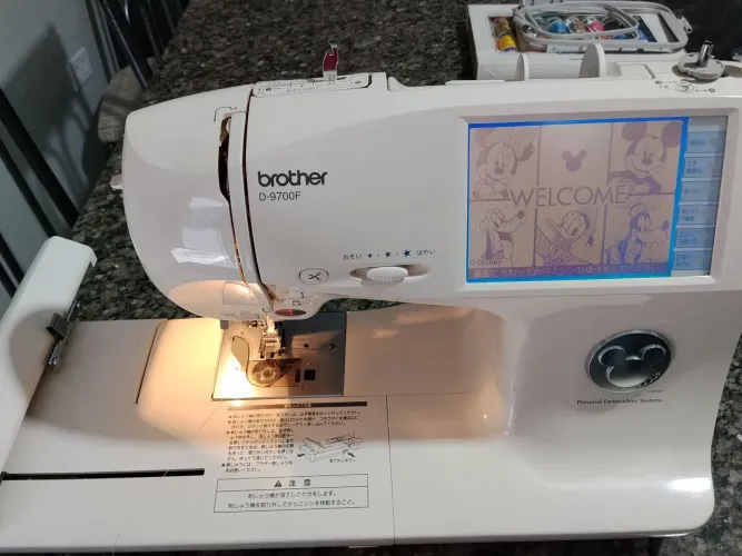 Máquina brother D97OOF Edição Mickey