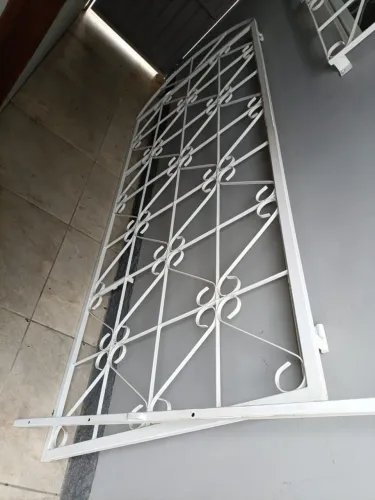Porta de Ferro 2,40m X 1,00 m com batente de 2,10 m