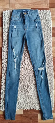 Calça skinny rasgada ,marca Lança Perfume.