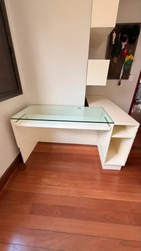 Escrivaninha em L vendo com ou sem os nichos