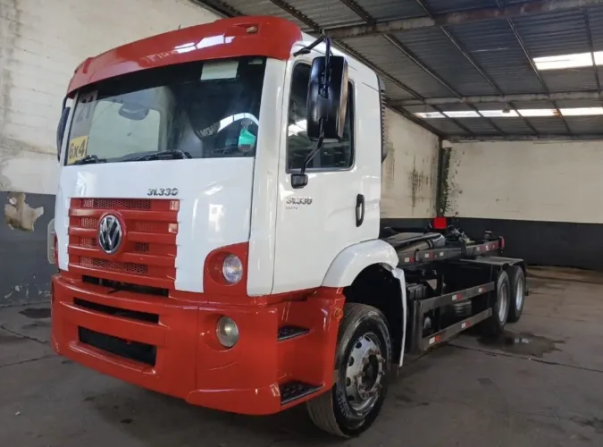 VW 31.330 ano 2021, 6x4, com Rollon Rollof, em Goiânia 