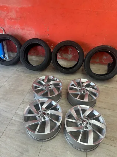 Vendo jogo completo com 4 rodas originais Volkswagen Ronal + 4 pneus.