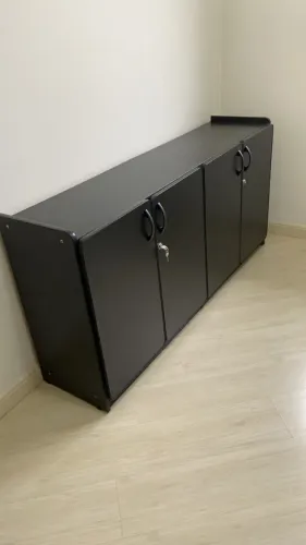 Armário preto para escritório quatro portas com chave - C 1,54 m / L 38 cm / A 74 cm  