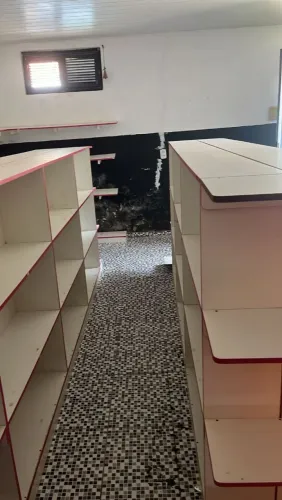 Partilheiras e móveis de comércio semi-novo 