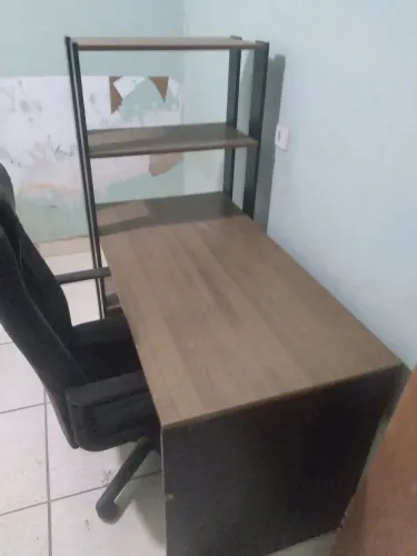 Vende se mesa prateleira com cadeira para computador