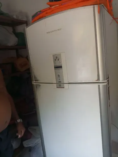 Vende-se geladeira semi nova com marca de uso