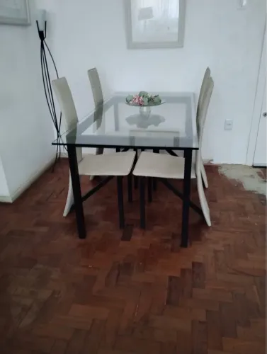 Mesa de jantar com tampo em vidro