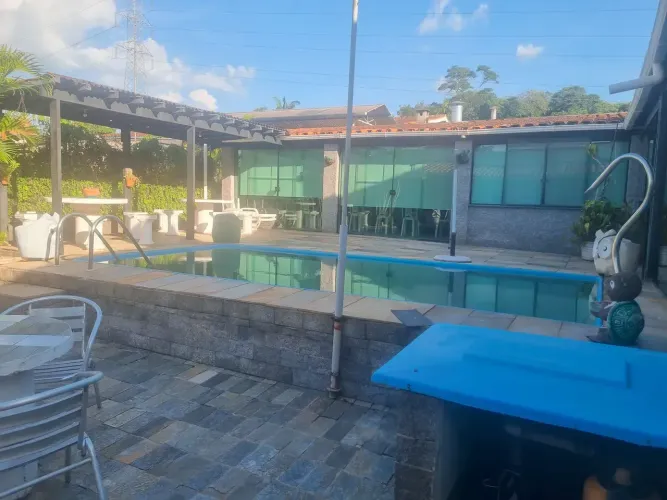 Casa de condomínio para venda tem 385 metros quadrados com 4 quartos
