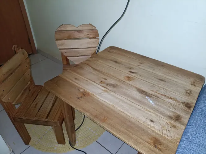 Mesinha e cadeirinhas, pra criança. Mesinha em perfeito estado, cadeiras um pouco mole