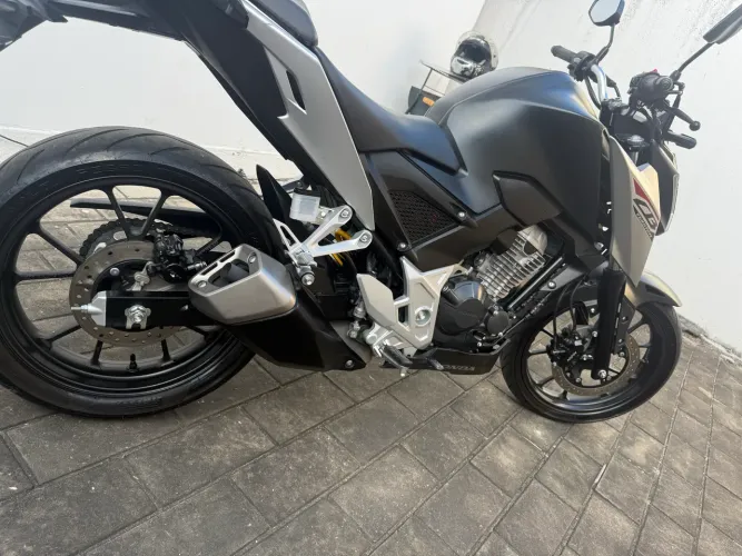 Moto impecável
