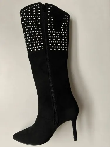 Bota de cano alto, com salto fino e alto