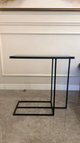 Mesa estrutura de metal e topo de vidro preto