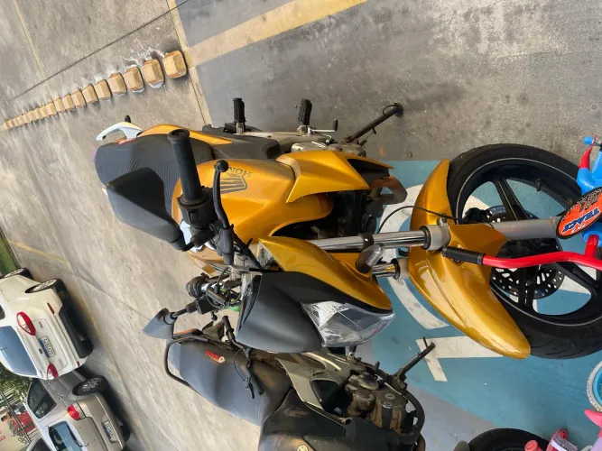 Moto cbr 300 conservada