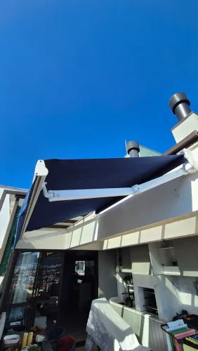 Toldo articulado retrátil