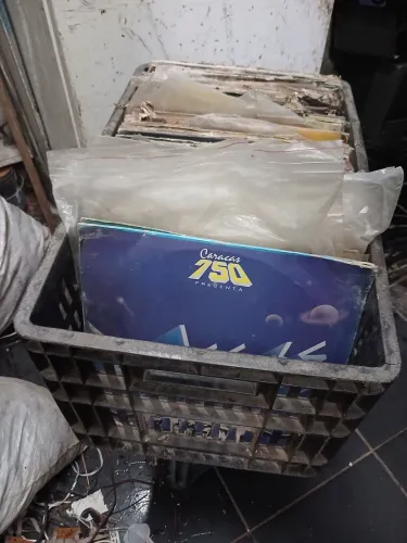 Caixa com diversos discos
