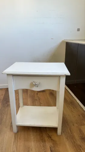 Mesa de cabeceira com 1 gaveta madeira maciça