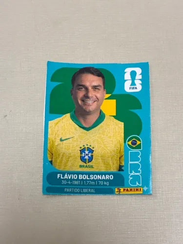 FIGURINHA FLÁVIO BOLSONARO 2026