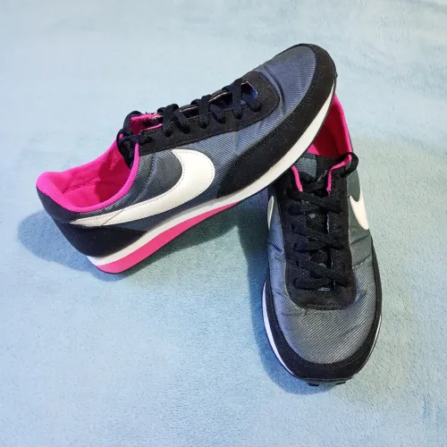 Tênis Nike retrô Waffle Trainer preto e rosa. Tam.37 mas forma pequena bom p/Tam.36.