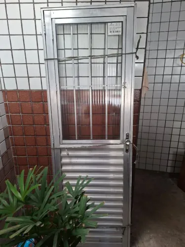 Porta de Aliminio com janela e grade tamanho 2,10x 70 muito nova