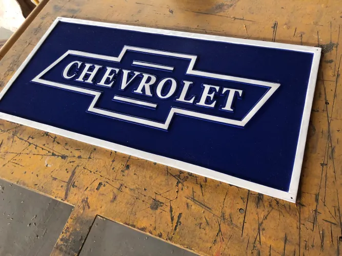 Placa de metal esmaltada Chevrolet em alto relevo 