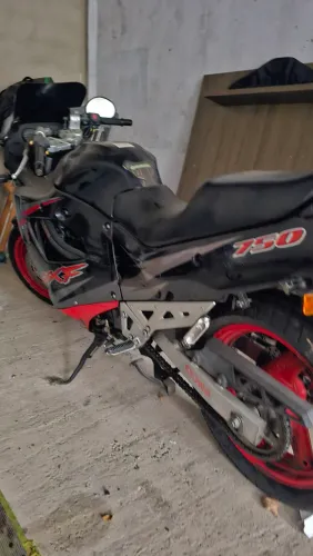 Vendo Suzuki GSXF 750