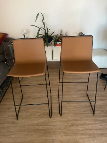 Par de Banquetas Ondarreta Alo H75 - Design Gabriel Teixidó - Couro Caramelo