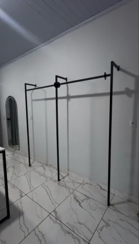 Araras para loja de roupas 