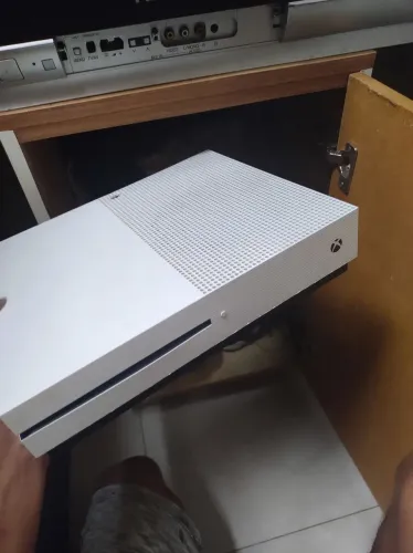Xbox One S (defeito do bipi por falta de limpeza, carcaça branca danificada)