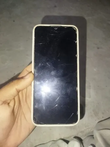 2 Celular ambos com a tela quebrada, mas tudo funcionando somente a tela, que quebrou