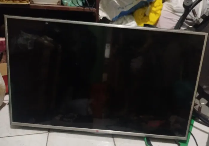 Televisão LG 42LA6130 QUEBRADA
