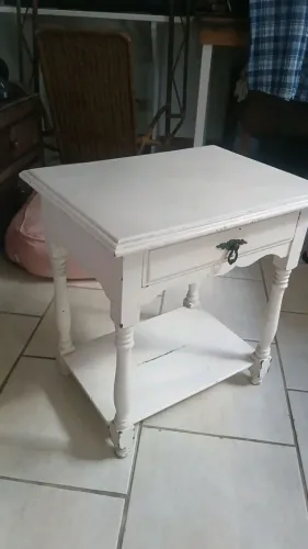 mesinha de canto ou cabeceira - antiga - na cor branca