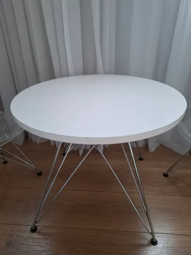 Mesa infantil com 60cm diâmetro, tampo em laca e pés em aço.