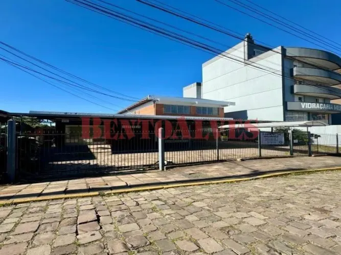 Casa comercial com 3 pavimentos (subsolo, térreo, primeiro andar), 5 banheiros, estacionam
