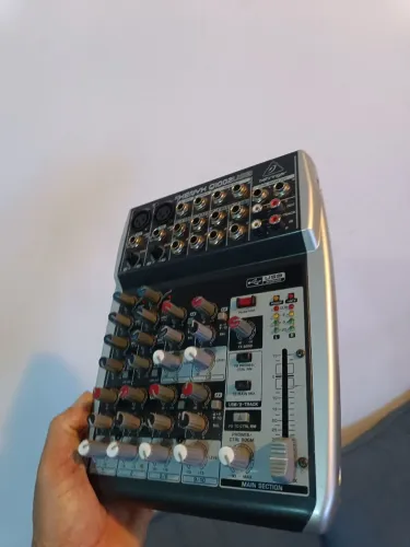 Mesa de som Behrenger XenyxQ1002-USB