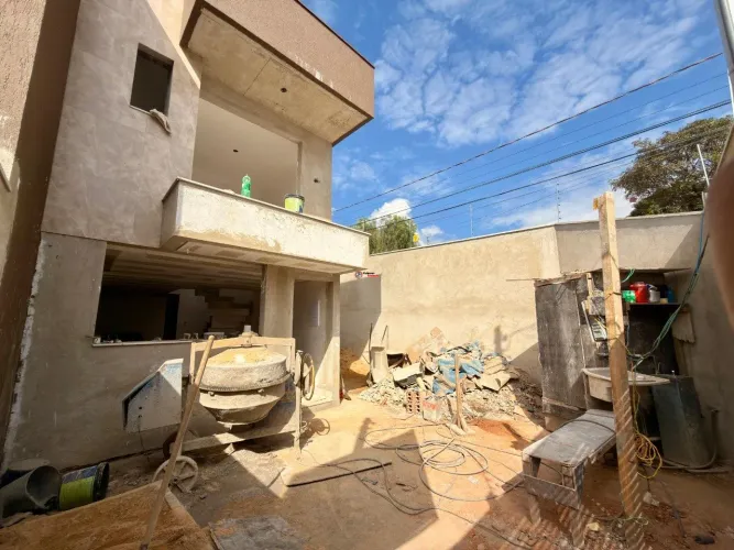 VENDA CASA GEMINADA 3 QUARTOS SANTA AMÉLIA BH!