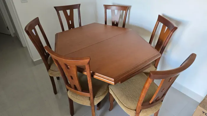 Mesa de Jantar em Madeira Maciça Hexagonal + 6 Cadeiras Estofadas (Ótimo Estado!)