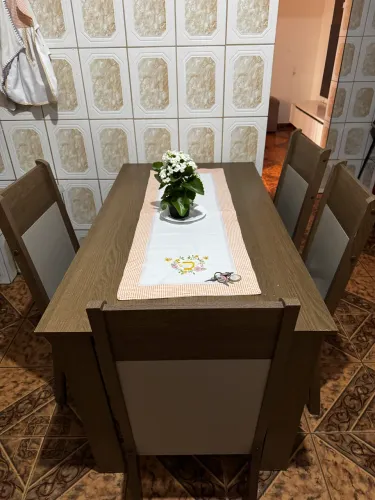 Mesa com 4 cadeiras