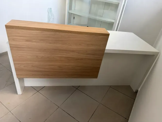 Mesa de recepção lindíssima branca e marfim.